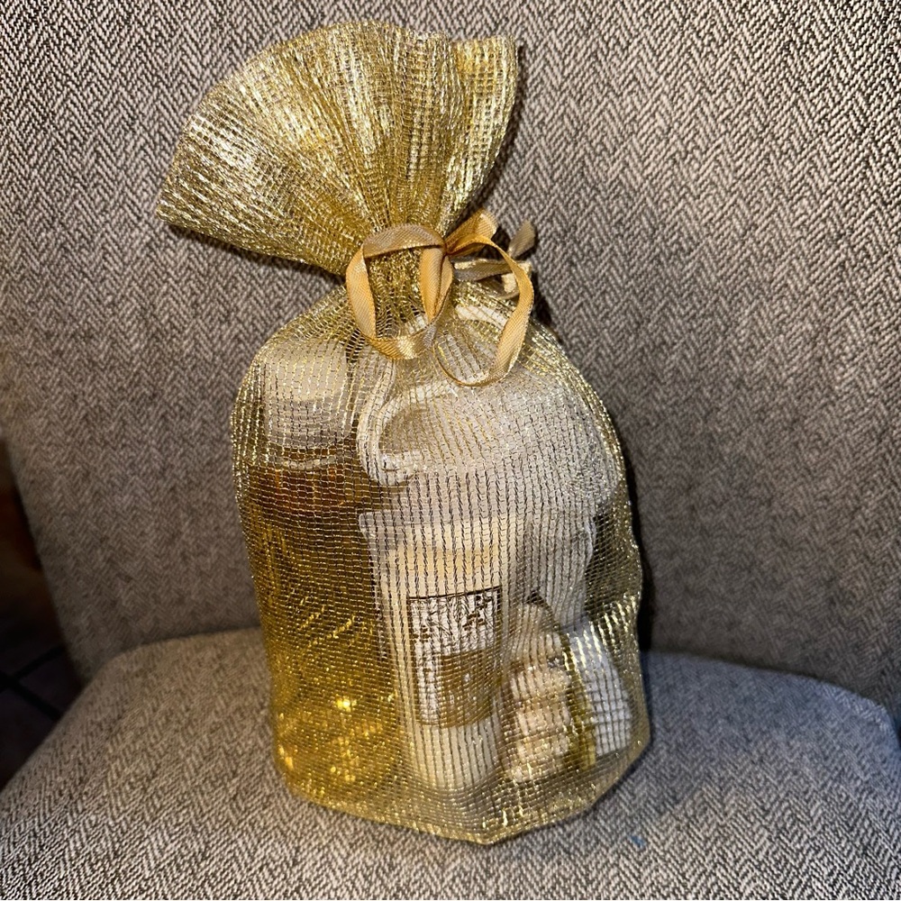 Pure passions Vanilla Sugar bath gift set Brand New Bath Salts Bath Gel & more
